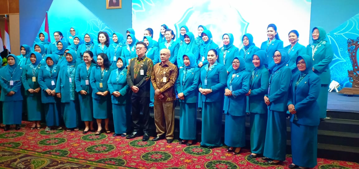 Foto Bersama Ketua TP PKK Se Indonesia Bersama Mendagri Cahjo Kumolo 