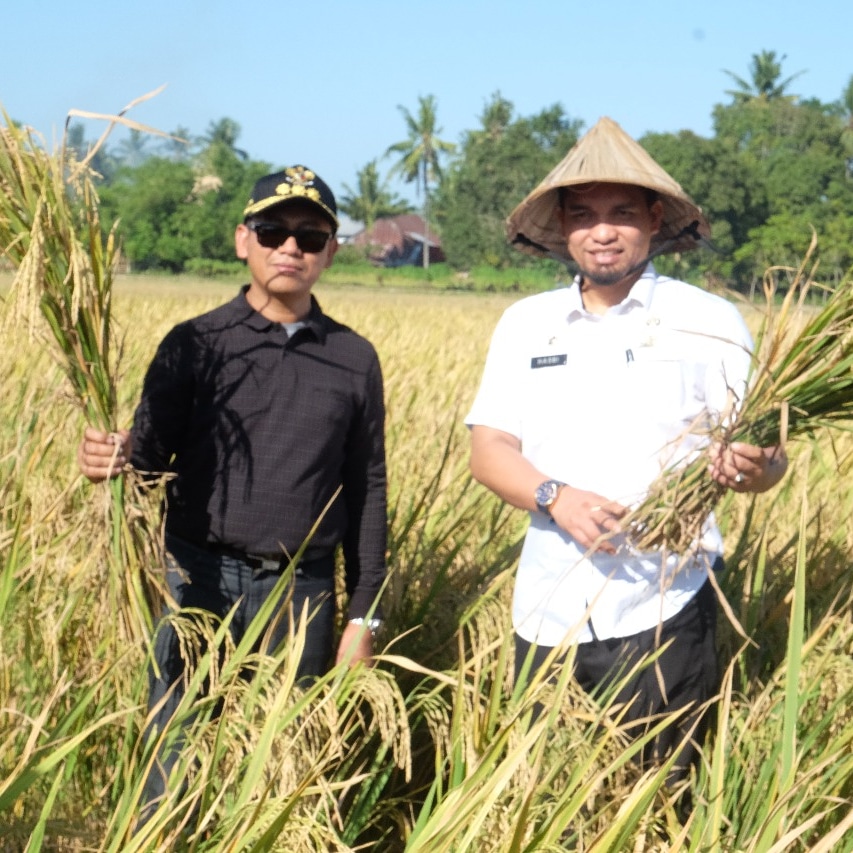 Foto, Bupati Takalar Syamsari Kitta(Kiri) bersama Kadis Pertanian Takalar Muhammad Hasbi(Kanan).